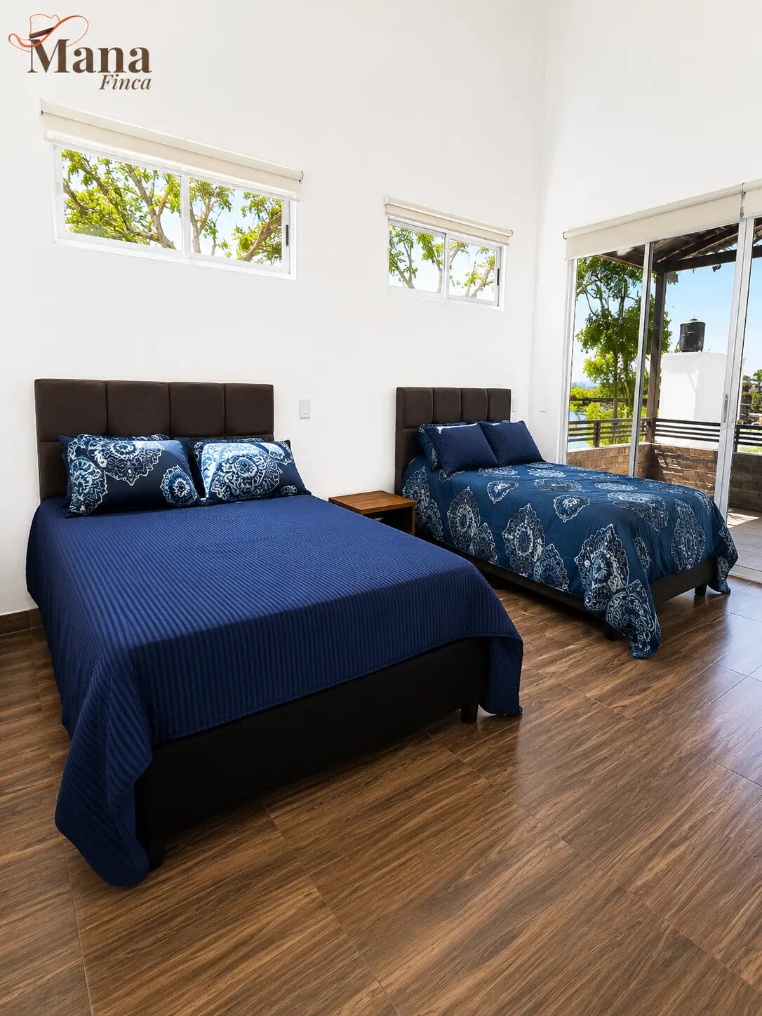 Habitación de Finca Mana con dos camas para hospedaje de grupos