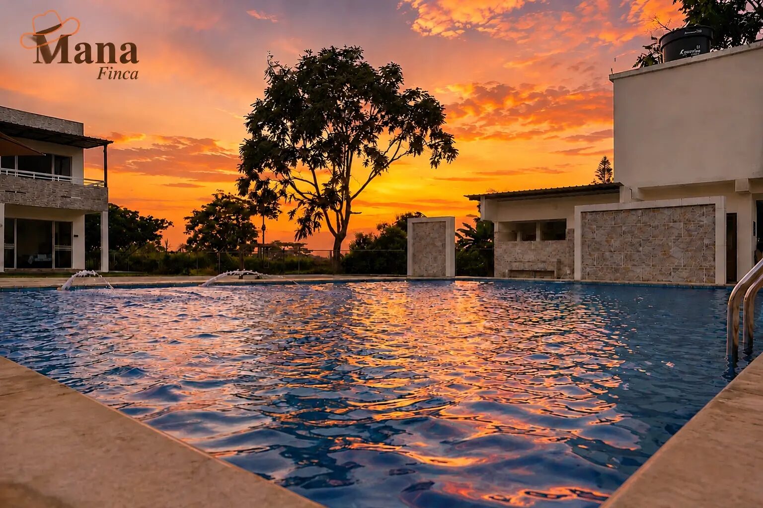 Piscina de Finca Mana al atardecer, finca con piscina en Guamal, Meta