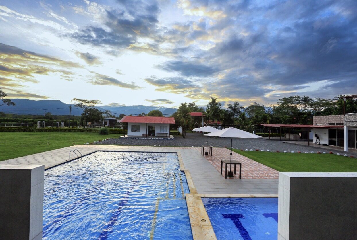 Piscina de Finca Mana de día con vista a la montaña, plan Pasa Día